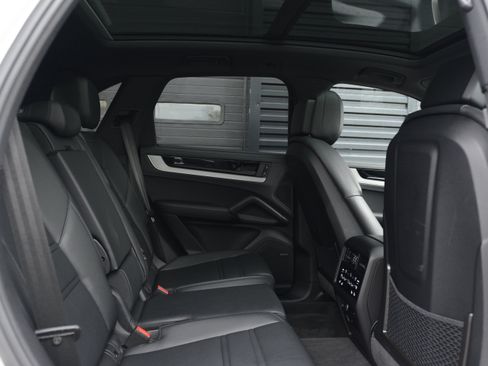 Certified 2025 Porsche Cayenne S AWD/4WD image 36