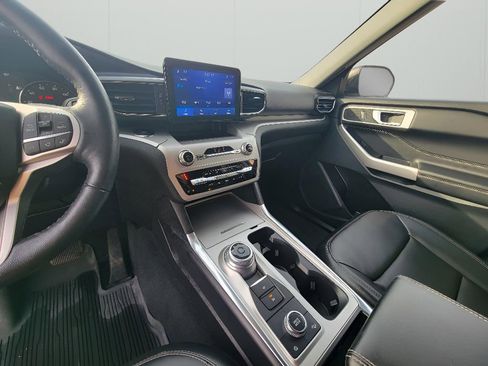 Used 2022 Ford Explorer XLT w/ Equipment Group 202A image 17