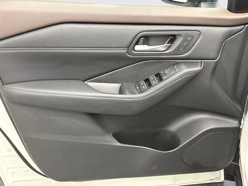 Used 2023 Nissan Rogue SL w/ SL Premium Package image 9