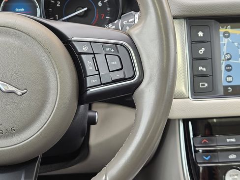 Used 2017 Jaguar XF Prestige image 30