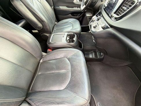 Used 2020 Chrysler Pacifica Touring-L Plus w/ S Appearance Package FWD image 33