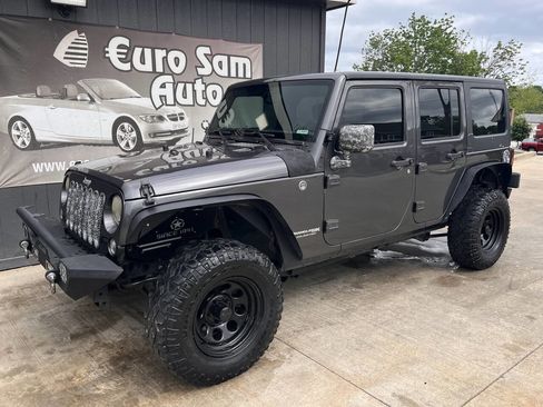 Used 2018 Jeep Wrangler Unlimited Sport w/ Connectivity Group AWD/4WD image 2