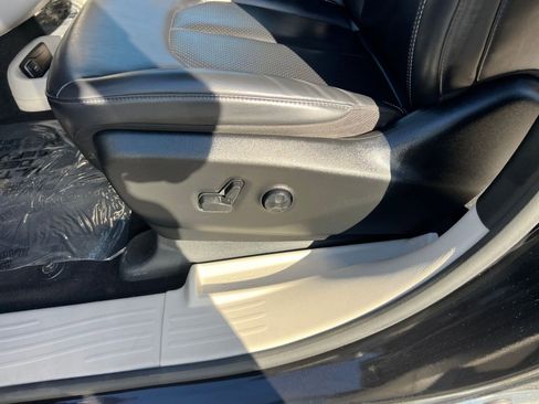 Used 2023 Chrysler Pacifica Touring-L image 23