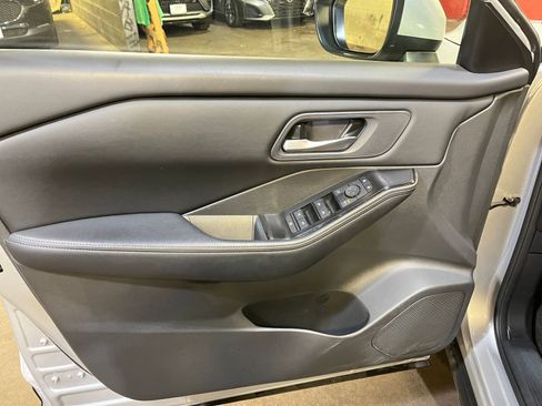 Used 2025 Nissan Rogue SV image 20