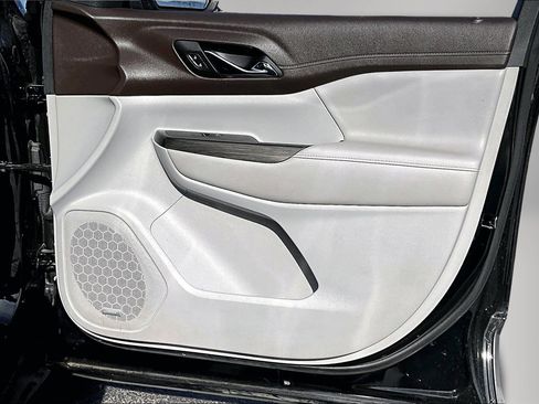 Used 2023 GMC Acadia SLT image 28