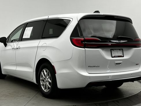 Used 2025 Chrysler Pacifica Select image 4