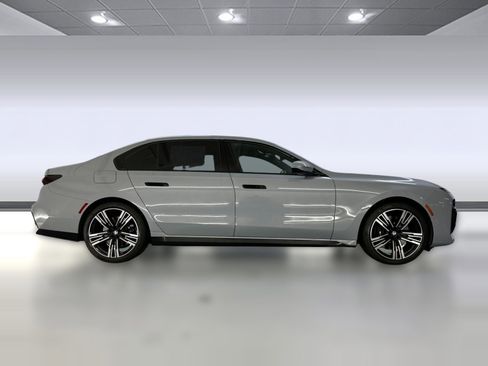Used 2023 BMW 740i image 7