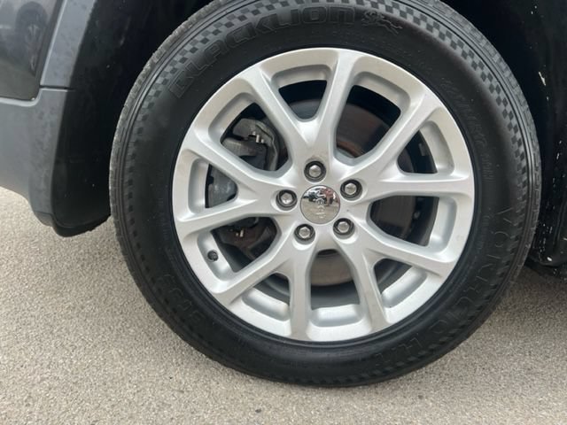 Used 2015 Jeep Cherokee Latitude AWD/4WD image 9
