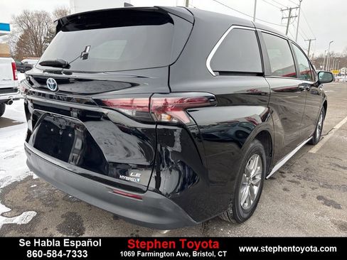 Used 2024 Toyota Sienna LE image 8