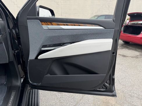 Used 2025 Cadillac Escalade Sport Platinum w/ LPO, ONYX Package AWD/4WD image 12
