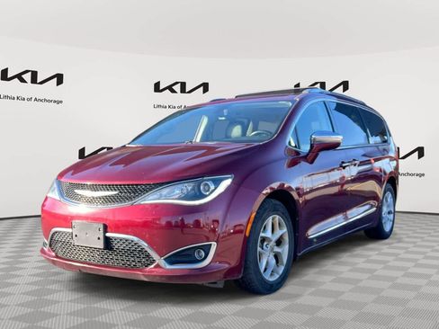 Used 2020 Chrysler Pacifica Limited image 1
