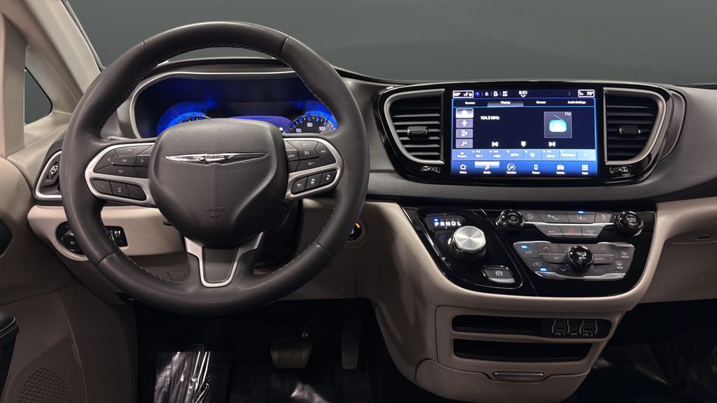 Used 2024 Chrysler Pacifica Touring-L FWD image 11