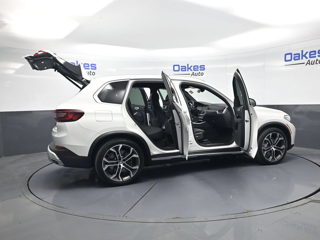 Used 2022 BMW X5 xDrive40i w/ Executive Package AWD/4WD image 54