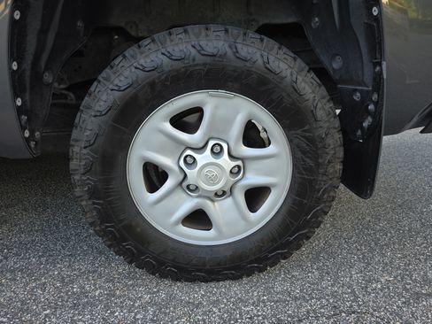 Used 2020 Toyota Tundra SR5 w/ SR5 Convenience Package AWD/4WD image 29