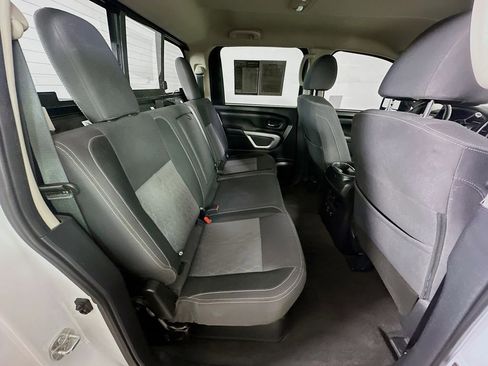 Used 2021 Nissan Titan SV w/ SV Convenience Package image 11