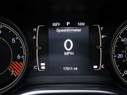 Used 2014 Jeep Cherokee Sport image 19