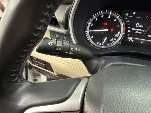 Used 2022 Toyota Highlander XLE AWD/4WD image 28