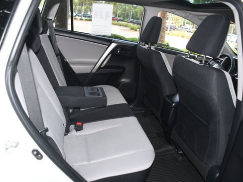 Used 2018 Toyota RAV4 XLE FWD image 18