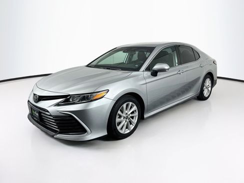 Used 2022 Toyota Camry LE FWD image 3