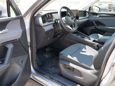 New 2025 Volkswagen Tiguan SE image 7