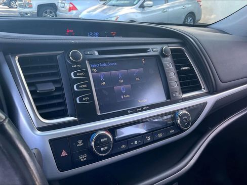 Used 2019 Toyota Highlander SE image 23