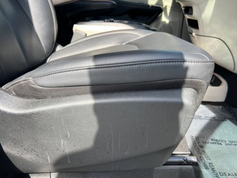 Used 2024 Chrysler Pacifica Touring-L FWD image 58