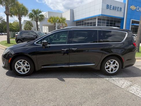 Used 2018 Chrysler Pacifica Touring-L w/ Tire & Wheel Group image 7