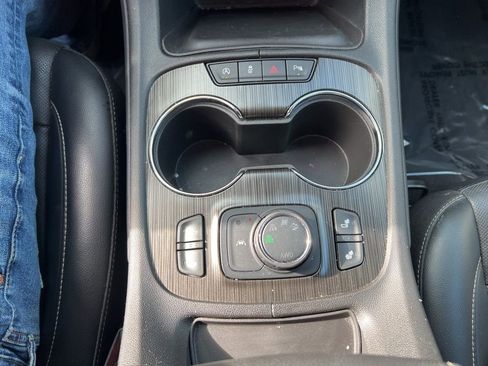 Used 2023 GMC Acadia SLT image 22