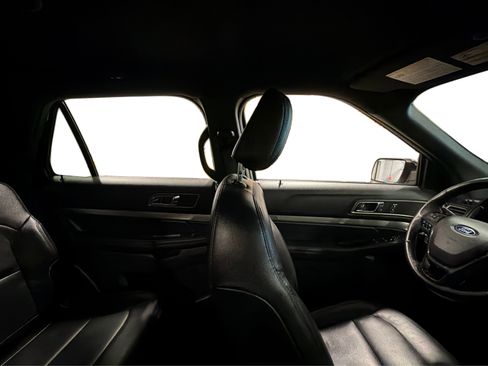 Used 2018 Ford Explorer XLT w/ Equipment Group 202A AWD/4WD image 41