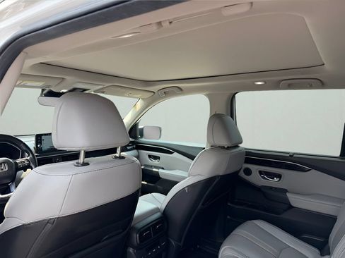 Used 2025 Honda Pilot Touring image 12