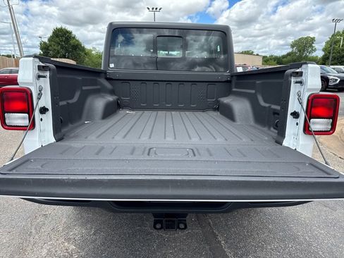 Used 2024 Jeep Gladiator Sport AWD/4WD image 46