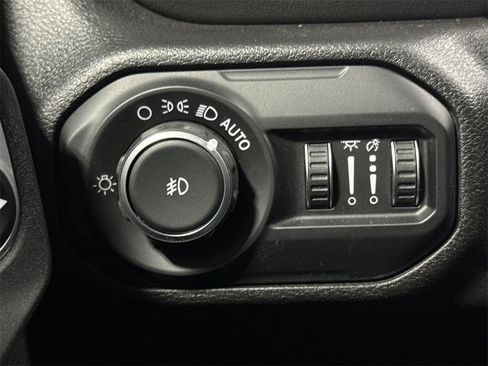 Used 2019 Jeep Wrangler Unlimited Sahara image 18