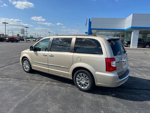 Used 2013 Chrysler Town & Country Touring-L w/ Driver Convenience Group FWD image 30