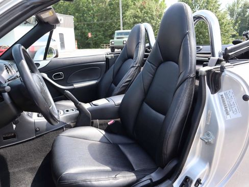 Used 2003 MAZDA MX-5 Miata RWD image 2