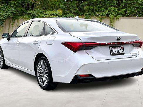 Certified 2022 Toyota Avalon Limited image 4
