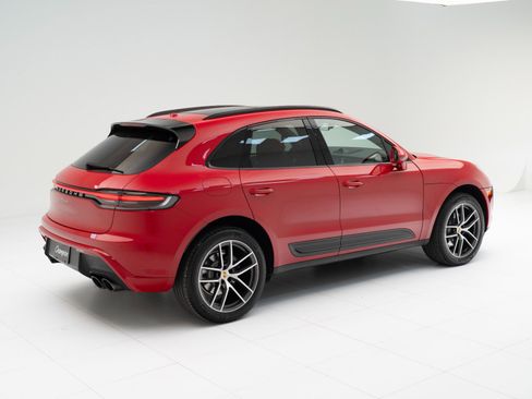 Certified 2025 Porsche Macan AWD/4WD image 9