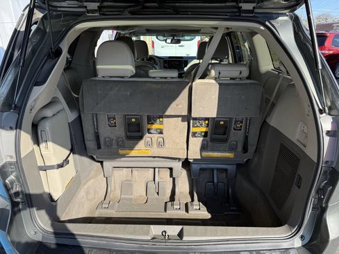 Used 2012 Toyota Sienna XLE image 19