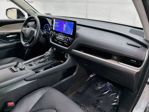 Used 2024 Toyota Grand Highlander AWD image 31