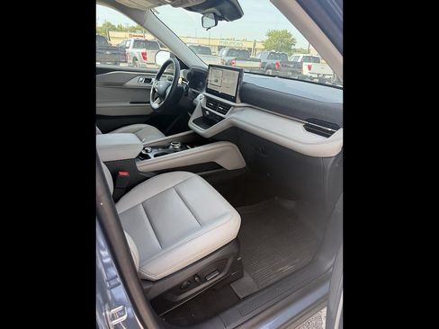 Used 2025 Ford Explorer Active w/ Active Comfort Package AWD/4WD image 17
