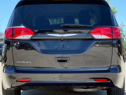 Used 2021 Chrysler Voyager L FWD image 4