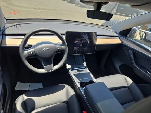 Used 2023 Tesla Model Y Long Range AWD/4WD image 3