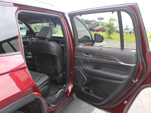 Used 2024 Jeep Grand Cherokee L Limited w/ Luxury Tech Group II AWD/4WD image 24