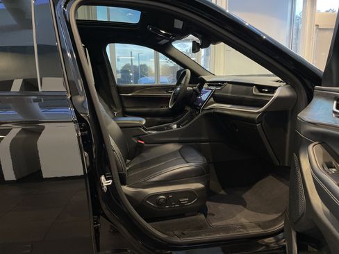 Used 2025 Jeep Grand Cherokee Limited w/ Luxury Tech Group II image 38