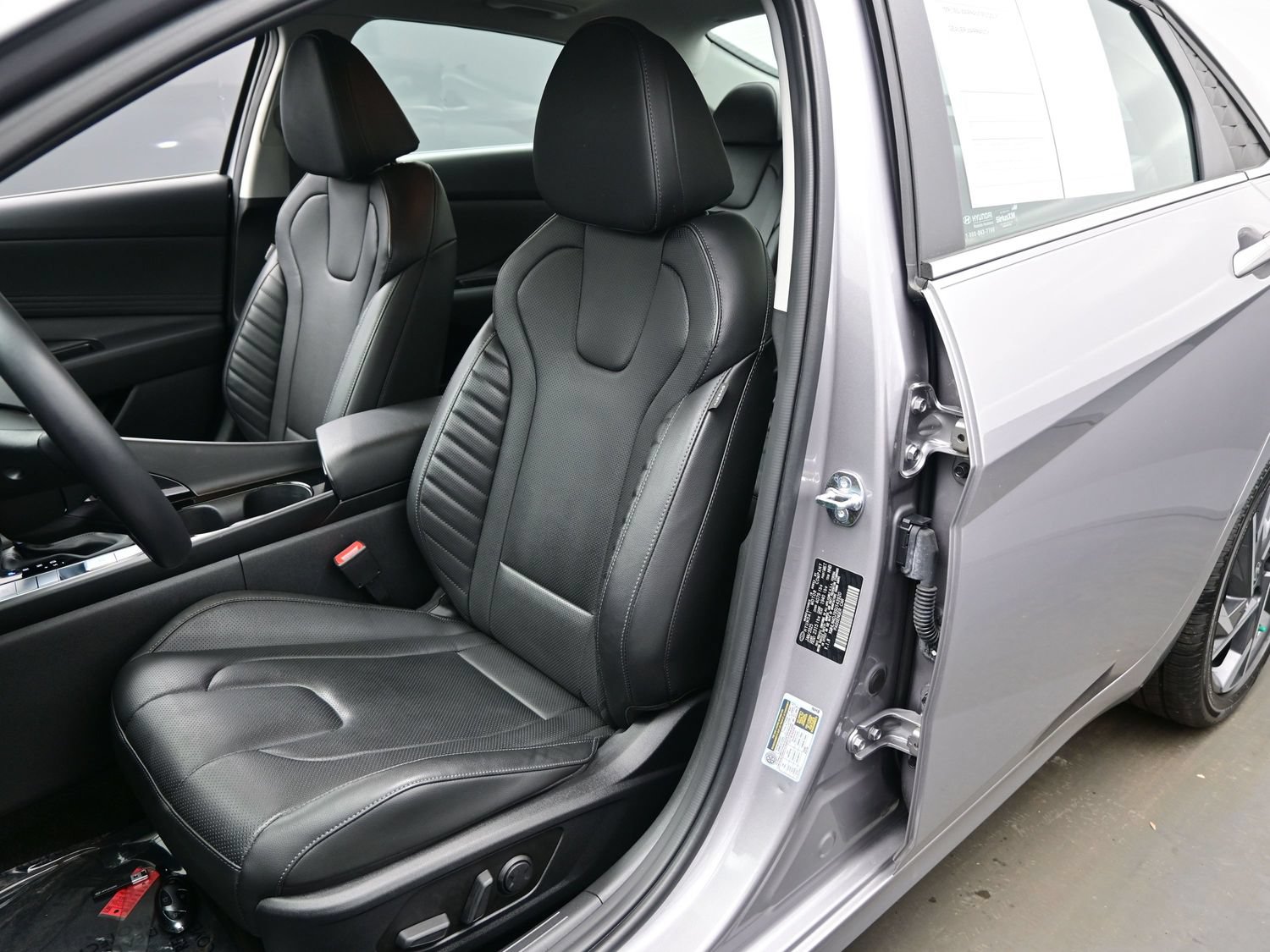 Certified 2025 Hyundai Elantra Limited FWD image 11