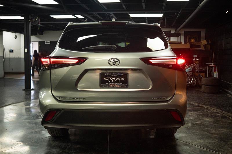 Used 2023 Toyota Highlander XLE AWD/4WD image 6