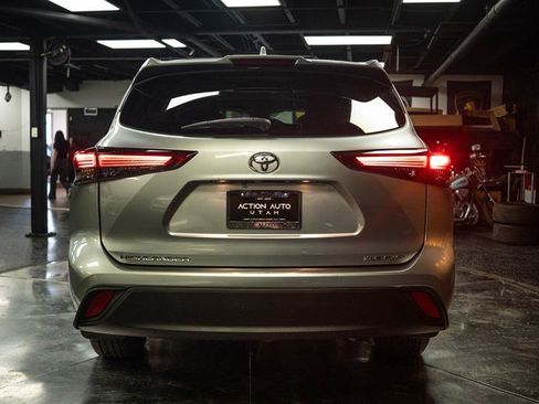 Used 2023 Toyota Highlander XLE AWD/4WD image 6
