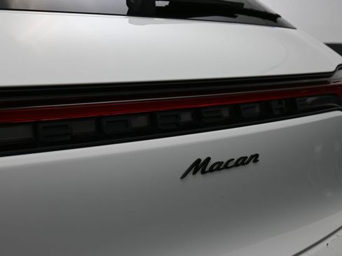 Certified 2022 Porsche Macan image 14