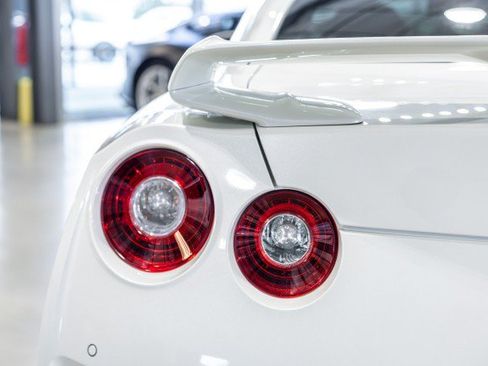 Used 2023 Nissan GT-R Premium w/ Premium Interior Package AWD/4WD image 15