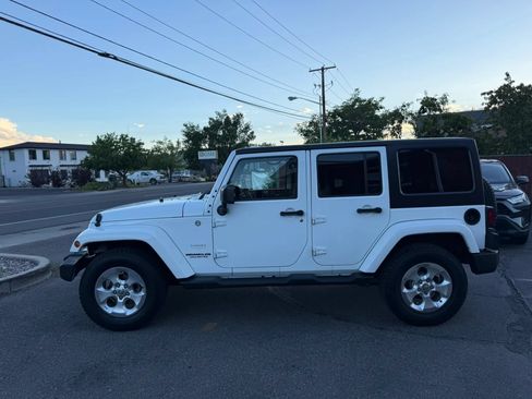 Used 2015 Jeep Wrangler Unlimited Sahara w/ Connectivity Group AWD/4WD image 8