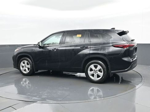 Used 2024 Toyota Highlander LE image 4